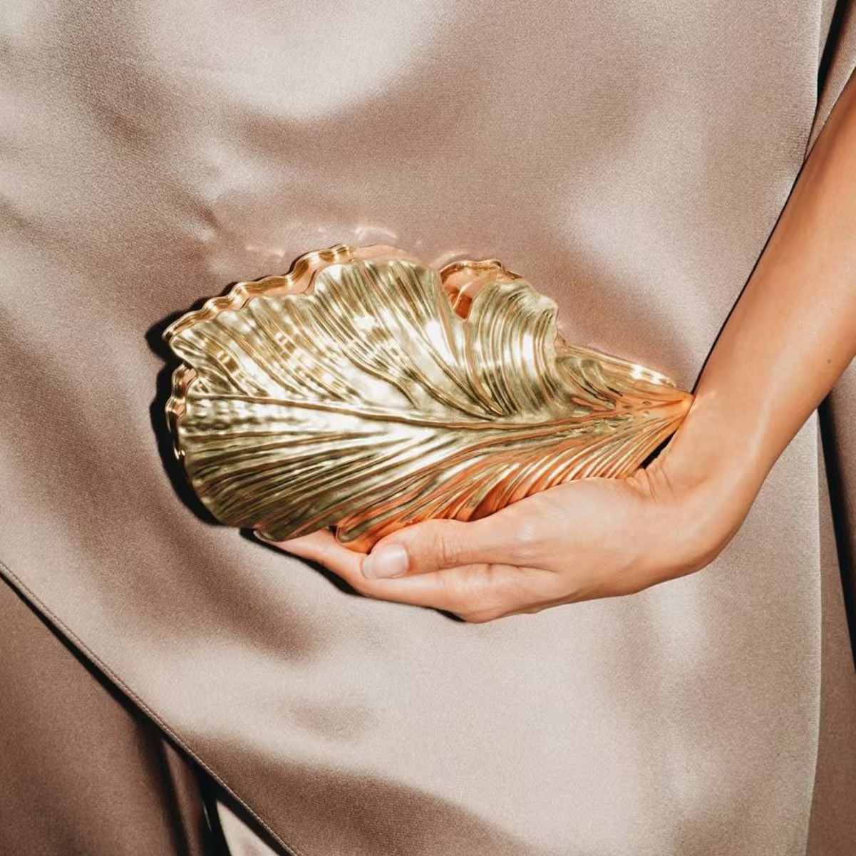 Women Bags Golden - حقيبة يد فاخرة ذهبية اللون بتصميم