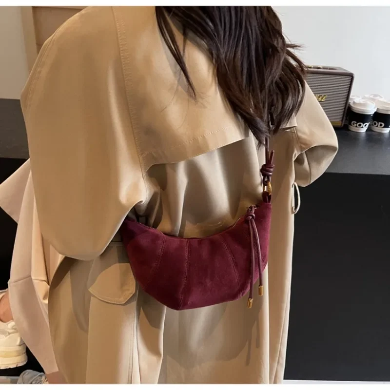 حقيبة كتف من مادة مخملية بسحاب - مراجعة Women Bags Zara وسعره